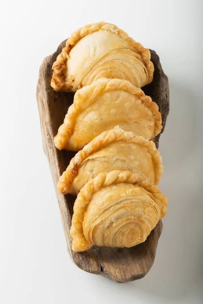 Bouffées Curry Poulet Maison Isolées Sur Fond Blanc — Photo