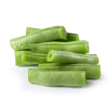 Beyaz arkaplanda yeşil fasulyeler izole edilmiş..