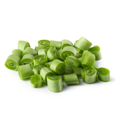 Beyaz arkaplanda yeşil fasulyeler izole edilmiş..