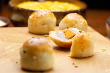 Çin hamur işi. Karton kutunun içinde fasulye ezmesi, taro ve tuzlu yumurta var..