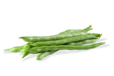 Beyaz arkaplanda yeşil fasulyeler izole edilmiş..