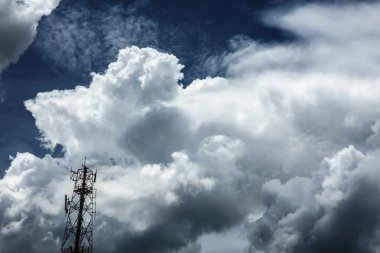 Kümülüs bulutları mavi gökyüzünde