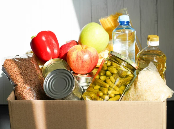 Caja Donaciones Con Varios Alimentos Caja Cartón Abierta Con Mantequilla — Foto de Stock