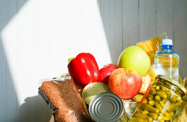 Caja Donaciones Con Varios Alimentos Caja Cartón Abierta Con Mantequilla — Foto de Stock