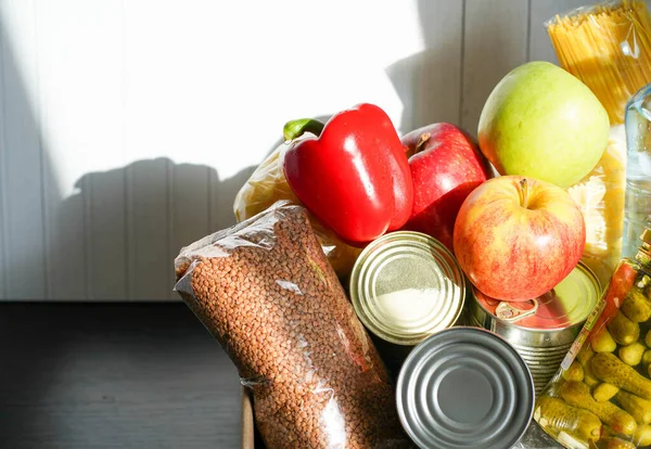 Caja Donaciones Con Varios Alimentos Caja Cartón Abierta Con Mantequilla — Foto de Stock