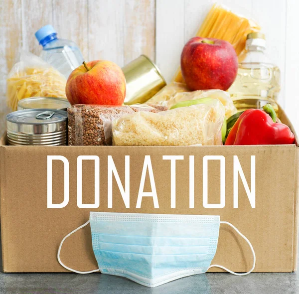 Caja Donaciones Con Varios Alimentos Una Caja Cartón Abierta Con — Foto de Stock