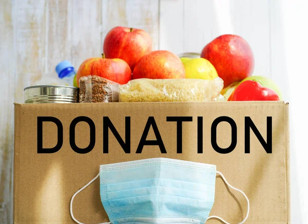Caja Donaciones Con Varios Alimentos Una Caja Cartón Abierta Con — Foto de Stock