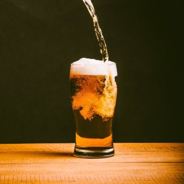 Barda bir bardak soğuk bira. seçici odak.