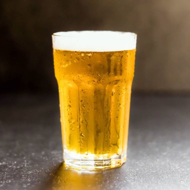Barda bir bardak soğuk bira. seçici odak.
