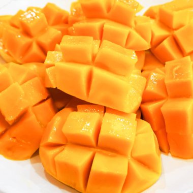 Taze mango geçmişi. Organik meyveler, sağlıklı beslenme. Seçici odak.