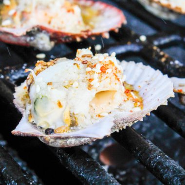 Taze istiridye, istiridye, limon ve buzla servis edilen bir tabağa yakın plan. Sağlıklı deniz ürünleri. Restoranda şampanyalı istiridye yemeği. Gurme yemekleri.