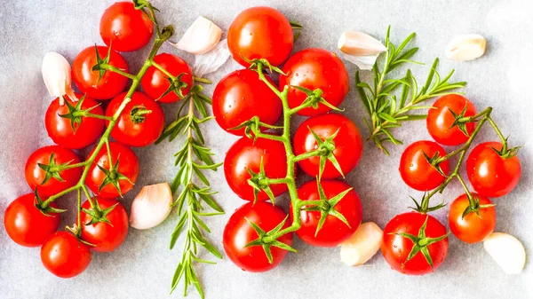 Hermosos Tomates Rojos Maduros Herederos Cultivados Invernadero Jardinería Foto Con — Foto de Stock
