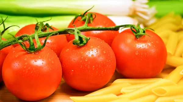 Hermosos Tomates Rojos Maduros Herederos Cultivados Invernadero Jardinería Foto Con — Foto de Stock