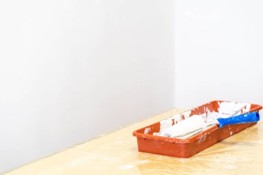 Kapalı alandaki tamirat sırasında boya rulosunu tepside kapat.
