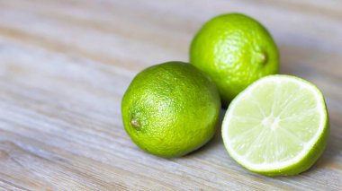 Doğada yetişen yapraklı taze limon. Seçici odak