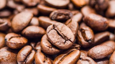 Kavrulmuş kahve çekirdekleri, arka plan olarak kullanılabilir. seçici odak