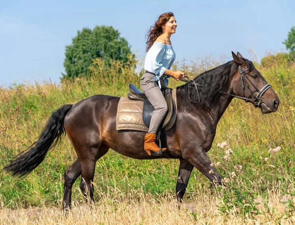 Hermosa Chica Con Caballo Bosque Verano — Foto de Stock