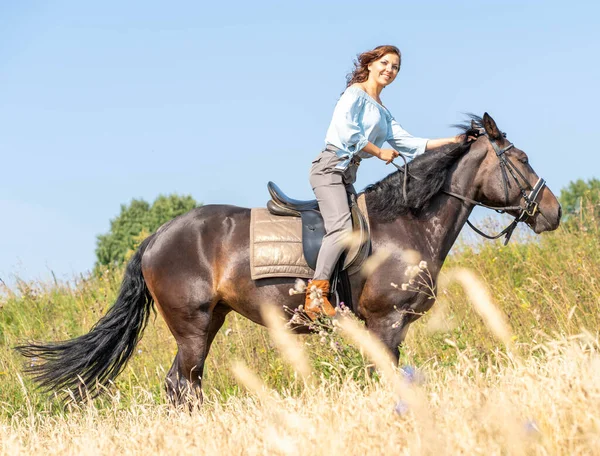 Hermosa Chica Con Caballo Bosque Verano — Foto de Stock