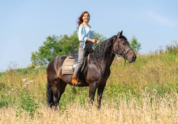 Hermosa Chica Con Caballo Bosque Verano — Foto de Stock