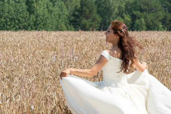 Kulak tarlasında gelinlik giymiş gelin..
