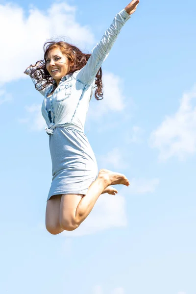 Glückliche Junge Frau Springt Über Blauen Himmel — Stockfoto