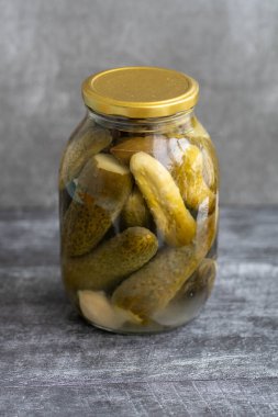 Mayalanmış sebzeler. Siyah arka planda salatalık turşulu cam kavanoz. Boşluğu kopyala, yakın plan.