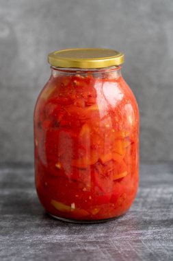 Siyah ahşap arka planda leçosu olan kavanoz..