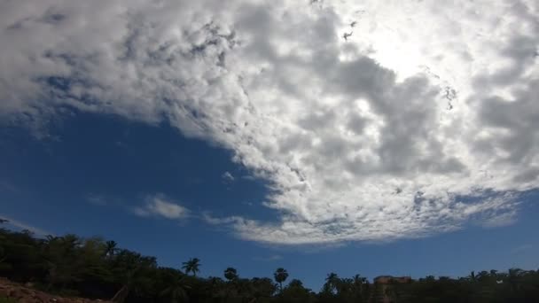 Синее Небо Белыми Облаками Широкоугольный Снимок — стоковое видео