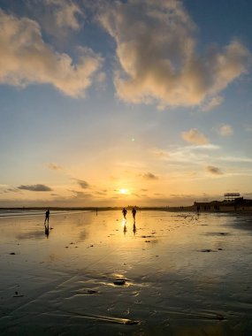 Gümüş plajda koşan insanlar Madh Adası Mumbai