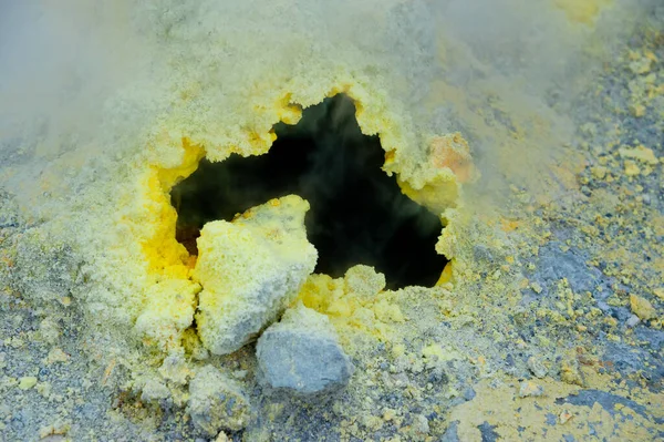 Fumarola 火山热气体和蒸汽的输出 Kamchatka Mutnovsky火山 — 图库照片