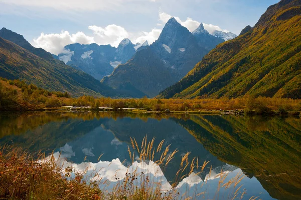 Tumany Kol Gölü ve Chotcha Dağı, Dombay.