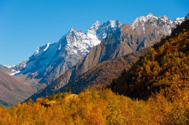 Geçitte sonbahar Alibek, Dombay.