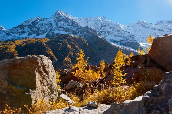 Geçitte Sonbahar Alibek Dombay — Stok fotoğraf