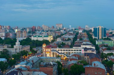 Rostov-on-Don, TSUM ve belediye binasının manzarası. 