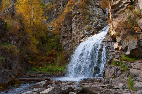 Cachoeira Nas Montanhas Altai Rússia — Fotografia de Stock