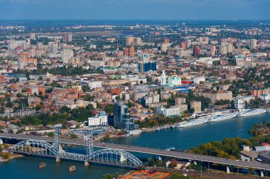 Uçaktan Rostov-on-Don ve Don nehri üzerindeki demiryolu köprüsünün görüntüsü..