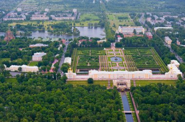 Peterhof, uçaktan çeşme parkına ve Büyük Saray 'a kadar manzara.. 