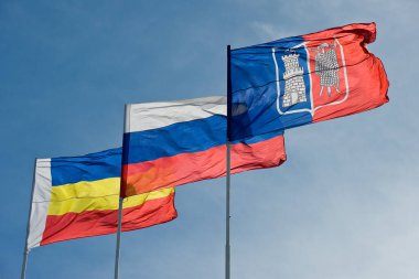 Rüzgarda dalgalanan bayraklar.