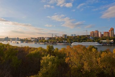 Rostov-on-Don - Voroshilovsky köprüsünün setinin manzarası. 