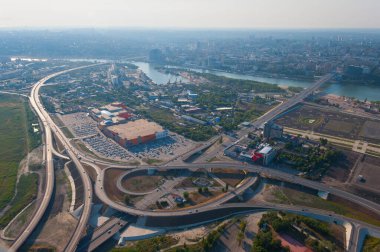 Rostov-on-Don. Uçaktan yol kavşağına ve alışveriş merkezine bak 