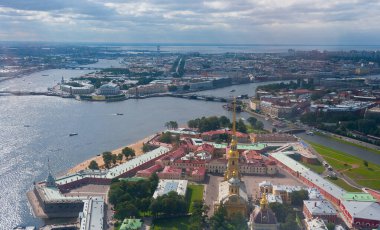 Saint Petersburg - Peter ve Paul kalesinin ve Vasilievsky adasının helikopter manzarası.