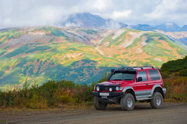 Kamçatka - Mitsubishi Pajero arabası toprak yolda. 