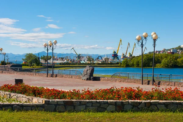 Petropavlovsk-Kamçatsky - Vitus Bering anıtı ve liman manzarası.