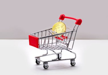 Pirinç muşta ve altın saat erkeklerin cüzdanında kristal elmaslar arasında, seçici bir odaklanma ile. Soygun ve mafya kavramı. lüks