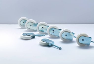 Beyaz arka planda küçük bir yedek tekerleği kapat, makaralar, makaralar