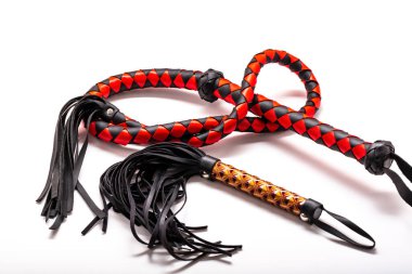 BDsm oyuncakları, fetiş giysileri, şaplak aletleri. Yetişkin rol oyunları konsepti. Şaplak ve ceza konsepti. Bu kırbaç yatak odasındaki çiftler için özel olarak tasarlandı. Bu yüzden uygun bir şekilde tadını çıkar..