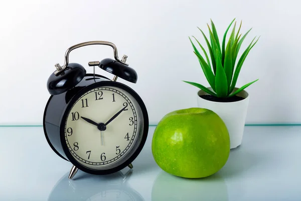 Relógio Alarme Aloe Vera Maçã Sobre Fundo Branco Conceito Estilo — Fotografia de Stock