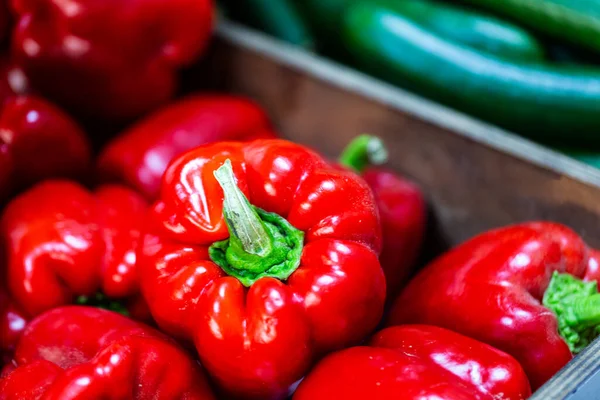 Piyasada kırmızı dolma biber