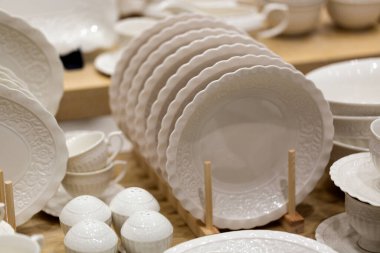 Masadaki lüks beyaz seramik plakalar arka plan seçici odak ve alanın sığ derinliğidir