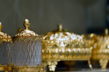 Bir masanın üzerindeki açık şenlikli altın vazo arka plan seçici odak ve sığ alan derinliğidir. Kapat.